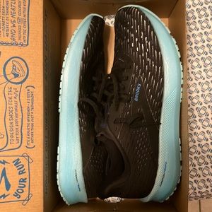 Brooks Hyperion tempo , size 10 men’s , 2 miles on them , pretty much new.